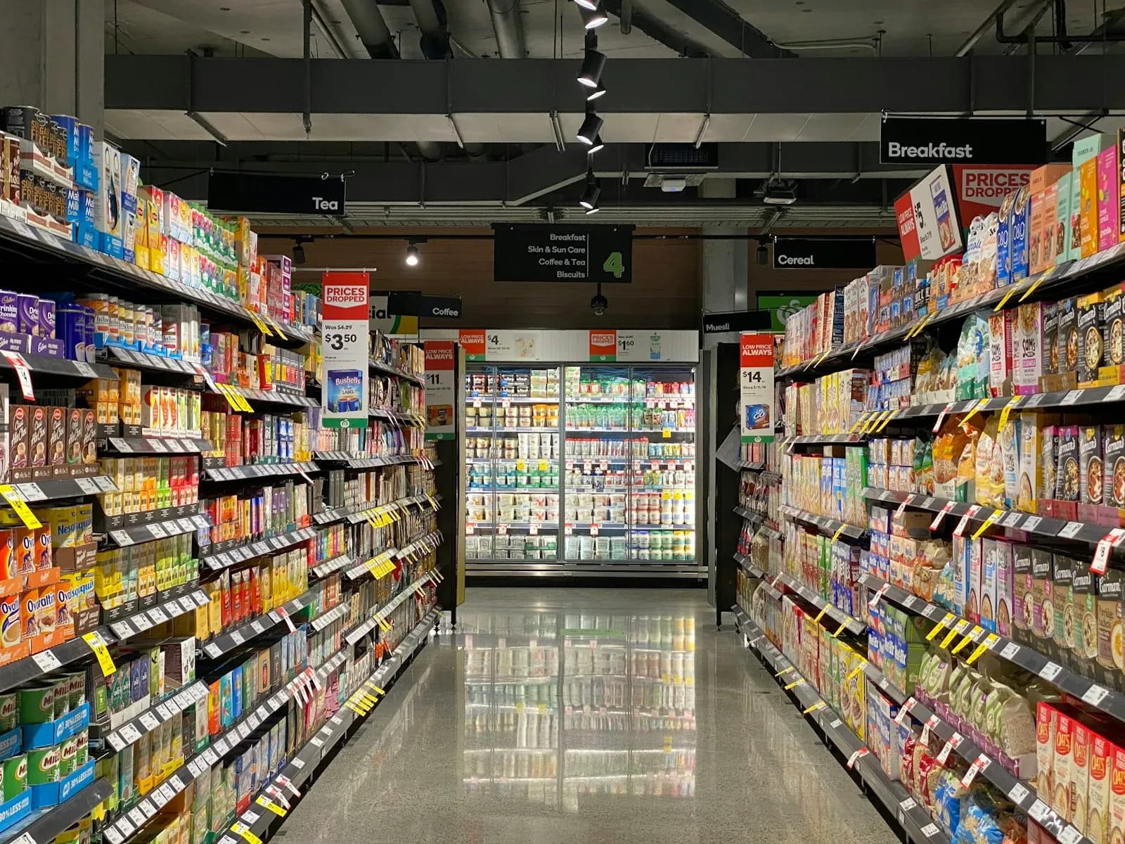Klok voor de gevel van een Nederlandse supermarkt
